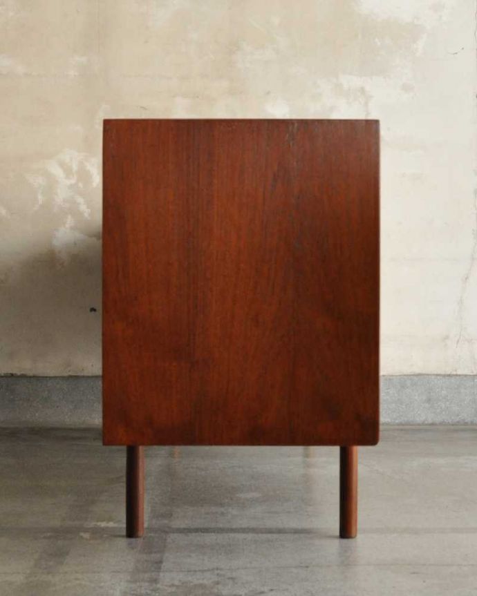 サイドボード アンティーク家具 イギリスのマッキントッシュ社、収納力がたっぷりあるヴィンテージサイドボード。横から見てもスッキリどこから見てもスッキリとしてステキなヴィンテージ。(x-1164-f)