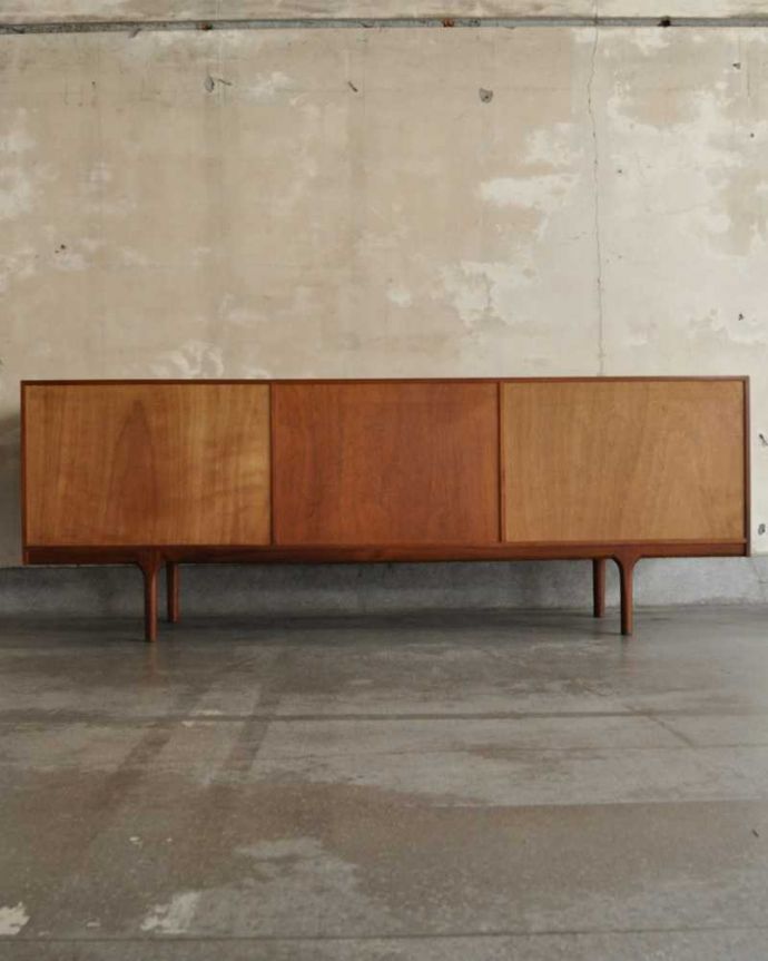 サイドボード アンティーク家具 イギリスのマッキントッシュ社、収納力がたっぷりあるヴィンテージサイドボード。もちろん後ろ姿もキレイですビンテージは新品ではないので、もちろん経年変化によるキズはあります。(x-1164-f)