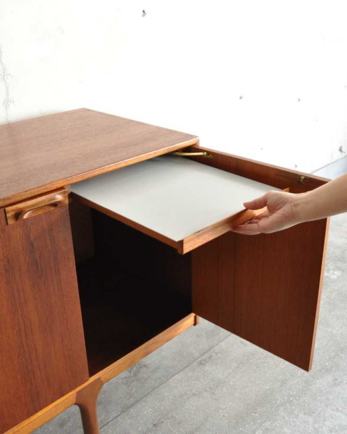 サイドボード アンティーク家具 イギリスのマッキントッシュ社、収納力がたっぷりあるヴィンテージサイドボード。作業トレーが付いています扉を開けると作業トレーが付いています。(x-1164-f)