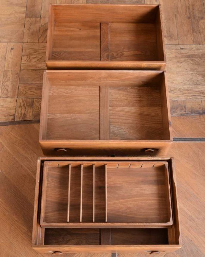 アーコールの家具　アンティーク家具　アーコール社のアンティーク家具、たっぷり収納できる北欧スタイルに似合うサイドボード。キレイにお直ししました引き出しの中も修復の際、専門の職人がキレイにしました。(x-1165-f)