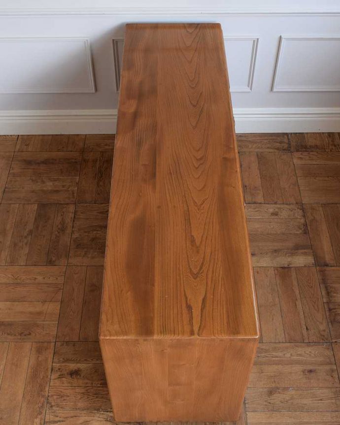 アーコールの家具　アンティーク家具　アーコール社のアンティーク家具、たっぷり収納できる北欧スタイルに似合うサイドボード。天板の塗装もキレイに仕上げましたヴィンテージの家具は修復方法が様々。(x-1165-f)