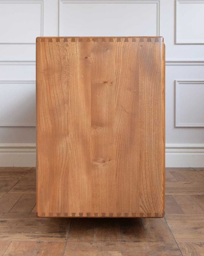 アーコールの家具　アンティーク家具　アーコール社のアンティーク家具、たっぷり収納できる北欧スタイルに似合うサイドボード。横から見てもスッキリどこから見てもスッキリとしてステキなヴィンテージ。(x-1165-f)