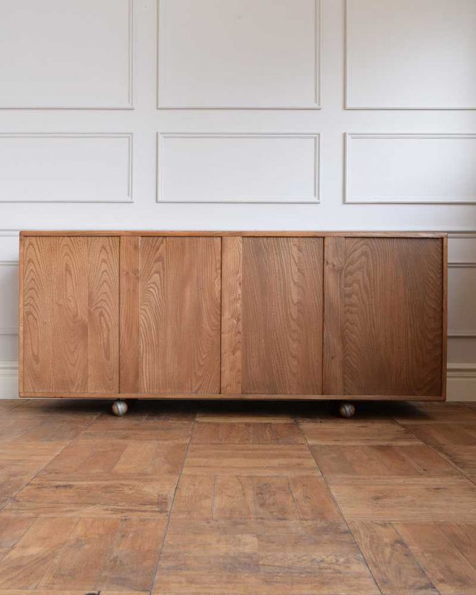 アーコールの家具　アンティーク家具　アーコール社のアンティーク家具、たっぷり収納できる北欧スタイルに似合うサイドボード。もちろん後ろ姿もキレイですビンテージは新品ではないので、もちろん経年変化によるキズはあります。(x-1165-f)