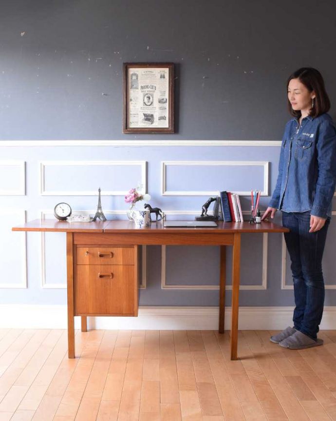 アンティークのデスク・書斎机　アンティーク家具　北欧デザインの珍しい家具、伸張式タイプの機能的なヴィンテージデスク。スタイリッシュでカッコいい時間が過ごせるデスク北欧スタイルのデザインがスタイリッシュな雰囲気のヴィンテージのデスク。(x-1166-f)