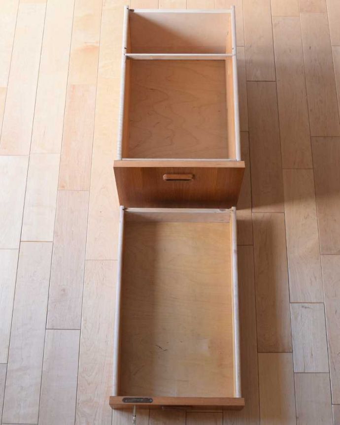 アンティークのデスク・書斎机　アンティーク家具　北欧デザインの珍しい家具、伸張式タイプの機能的なヴィンテージデスク。引き出しの中も！もちろん引き出しの中もキレイにお直ししてあります。(x-1166-f)