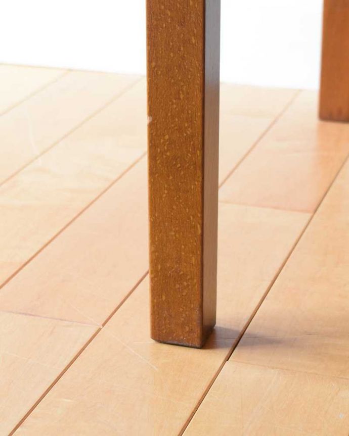 アンティークのデスク・書斎机　アンティーク家具　北欧デザインの珍しい家具、伸張式タイプの機能的なヴィンテージデスク。女性1人でラクラク運べちゃう仕掛けHandleのアンティークは、脚の裏にフェルトキーパーをお付けしています。(x-1166-f)