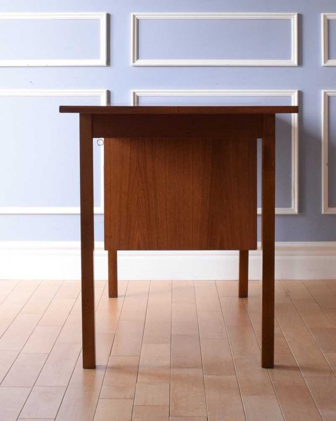 アンティークのデスク・書斎机　アンティーク家具　北欧デザインの珍しい家具、伸張式タイプの機能的なヴィンテージデスク。横顔もカッコイイ！北欧スタイルの家具は、横顔もクール。(x-1166-f)