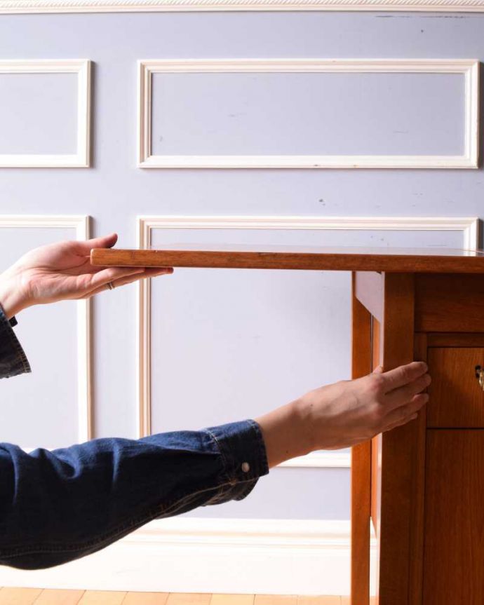 アンティークのデスク・書斎机　アンティーク家具　北欧デザインの珍しい家具、伸張式タイプの機能的なヴィンテージデスク。あっという間にサイズ変更OK！天板をずらして脚の上に乗せるだけで、簡単にサイズが変えれます。(x-1166-f)