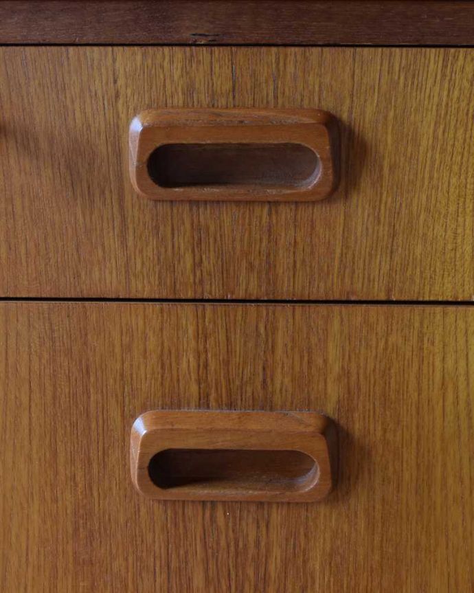 アンティークのデスク・書斎机　アンティーク家具　北欧デザインの珍しい家具、伸張式タイプの機能的なヴィンテージデスク。こんな場所もクールでカッコいい！取っ手の部分までカッコいい。(x-1166-f)