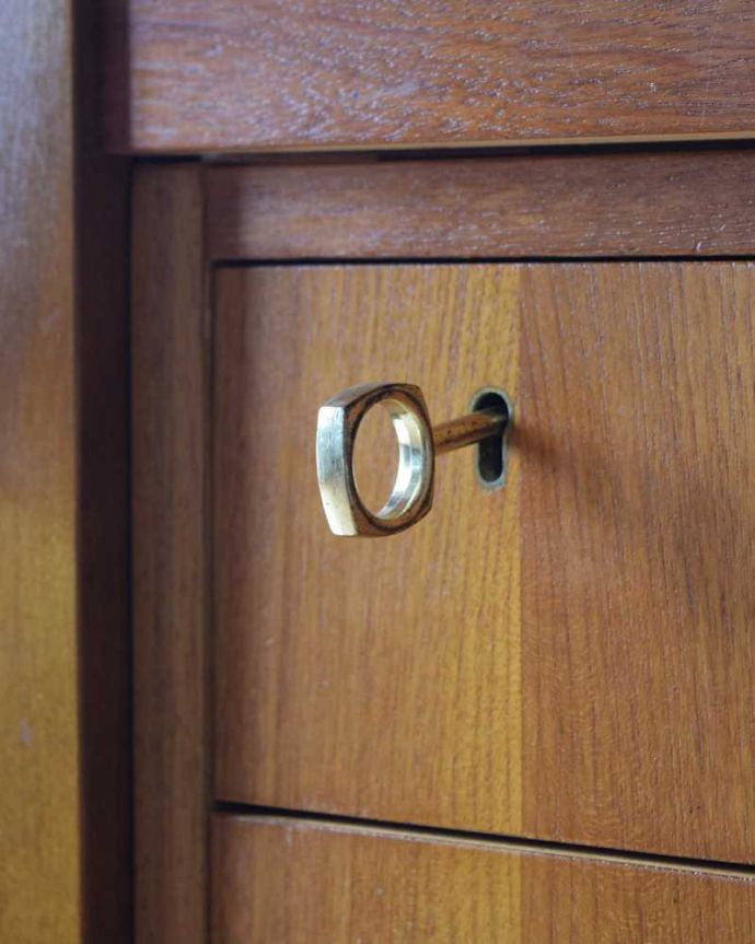 アンティークのデスク・書斎机　アンティーク家具　北欧デザインの珍しい家具、伸張式タイプの機能的なヴィンテージデスク。大切なものも収納出来ますアンティークの鍵が付いています。(x-1166-f)