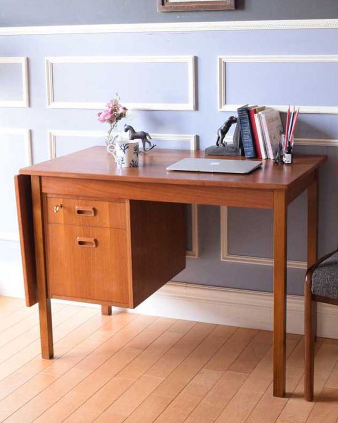 アンティークのデスク・書斎机　アンティーク家具　北欧デザインの珍しい家具、伸張式タイプの機能的なヴィンテージデスク。リーフを畳むと･･･天板のリーフを畳むと意外にコンパクト。(x-1166-f)