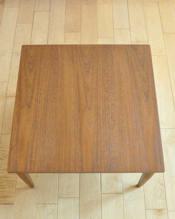 アンティークのテーブル　アンティーク家具　北欧スタイルのヴィンデージ家具、棚が付いた便利なコーヒーテーブル。やっぱり気になる天板の仕上げ方コーヒーテーブルの天板は毎日使う場所。(x-1167-f)