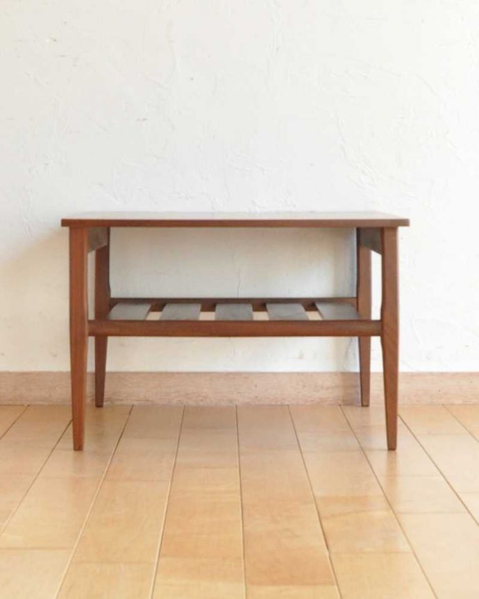 アンティークのテーブル　アンティーク家具　北欧スタイルのヴィンデージ家具、棚が付いた便利なコーヒーテーブル。横から見てみてもカッコいい！北欧スタイルのテーブルは、横から見てもやっぱりスマートでカッコいいんです。(x-1167-f)