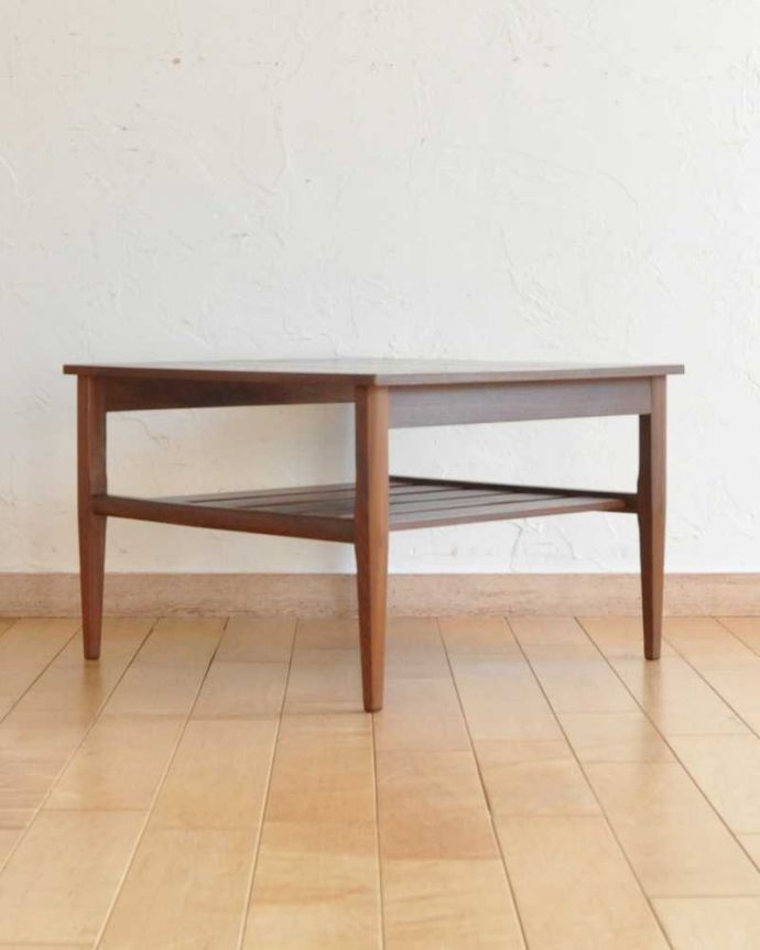 アンティークのテーブル　アンティーク家具　北欧スタイルのヴィンデージ家具、棚が付いた便利なコーヒーテーブル。360度、どこから見てもカッコいい！アンティークは新品ではないので、もちろん経年変化によるキズはありますが、専門の職人がしっかりお直しをしているので、どの角度から見てもキレイです。(x-1167-f)