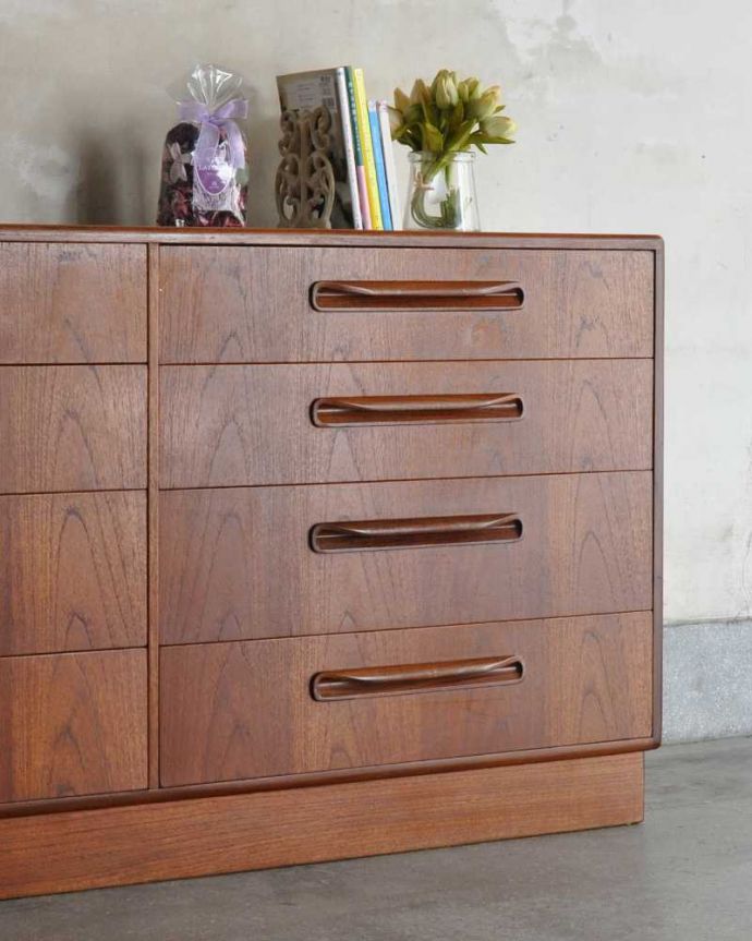 G-PLAN(Gプラン)　アンティーク家具　北欧スタイルにピッタリなヴィンテージ家具、G-PLANのワイドチェスト（サイドボード） 。見えない所もこだわっていますヴィンテージの家具は年代が若いので簡単な修復だけでも使えちゃうんだけれど、長く使って頂けるように、見えない部分もしっかりこだわって修復しています。(x-1168-f)