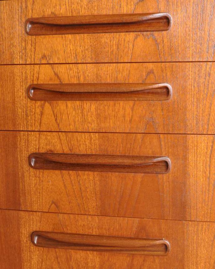 G-PLAN(Gプラン)　アンティーク家具　北欧スタイルにピッタリなヴィンテージ家具、G-PLANのワイドチェスト（サイドボード） 。カッコいい取っ手もデザインの一部デザインの一部になっているカッコいい取っ手。(x-1168-f)