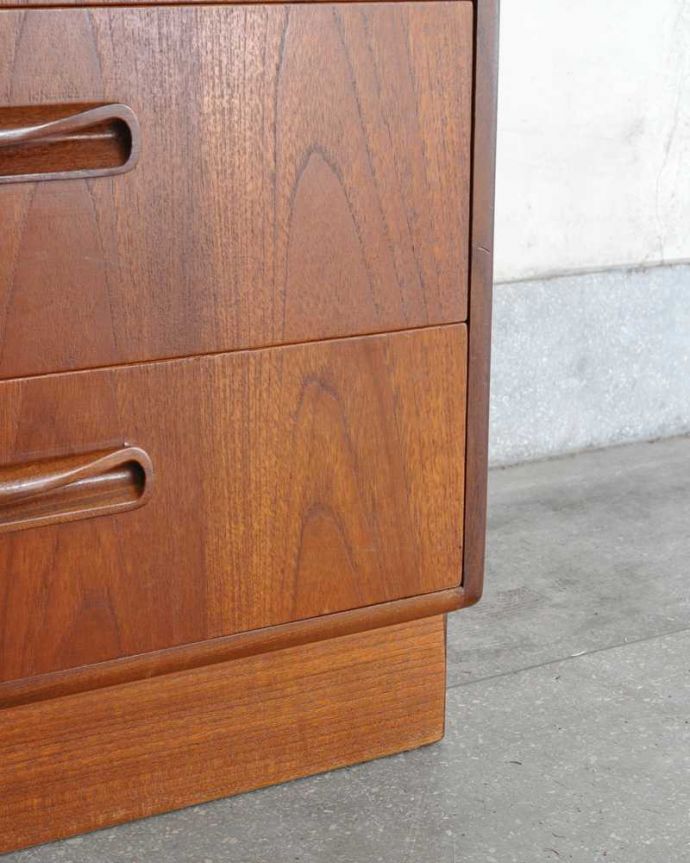 G-PLAN(Gプラン)　アンティーク家具　北欧スタイルにピッタリなヴィンテージ家具、G-PLANのワイドチェスト（サイドボード） 。女性1人でラクラク運べちゃう仕掛けHandleのアンティークは、脚の裏にフェルトキーパーをお付けしています。(x-1168-f)