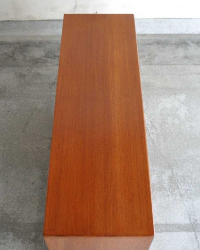 G-PLAN(Gプラン)　アンティーク家具　北欧スタイルにピッタリなヴィンテージ家具、G-PLANのワイドチェスト（サイドボード） 。上から見ると･･･天板はこんな感じです。(x-1168-f)