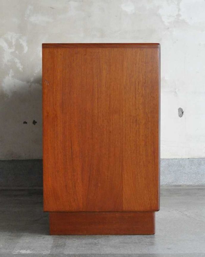 G-PLAN(Gプラン)　アンティーク家具　北欧スタイルにピッタリなヴィンテージ家具、G-PLANのワイドチェスト（サイドボード） 。横から見てもスッキリシンプルだからこそ、どこから見てもカッコいいようにしっかりお直ししました。(x-1168-f)