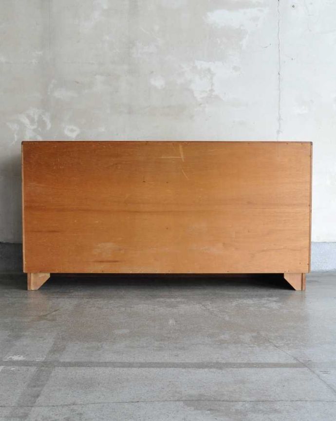 G-PLAN(Gプラン)　アンティーク家具　北欧スタイルにピッタリなヴィンテージ家具、G-PLANのワイドチェスト（サイドボード） 。修復してあるので後ろ姿もキレイです。(x-1168-f)