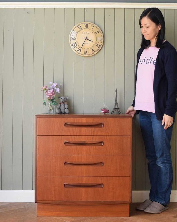 G-PLAN(Gプラン) アンティーク家具 北欧スタイルのかっこいいヴィンテージ4段チェスト(G-PLANフレスコシリーズ)。スッキリとしたシンプルなデザイン北欧スタイルのデザインは、やっぱり見た目がカッコいい!シンプルなのでどんなお部屋にも似合います。(x-1169-f)