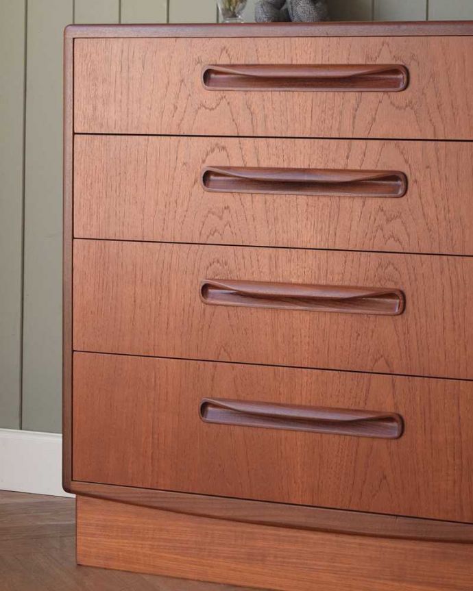 G-PLAN(Gプラン) アンティーク家具 北欧スタイルのかっこいいヴィンテージ4段チェスト(G-PLANフレスコシリーズ)。見えない所もこだわっていますヴィンテージの家具は年代が若いので簡単な修復だけでも使えちゃうんだけれど、長く使って頂けるように、見えない部分もしっかりこだわって修復しています。(x-1169-f)