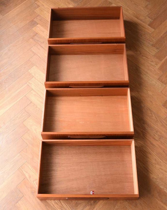 G-PLAN(Gプラン) アンティーク家具 北欧スタイルのかっこいいヴィンテージ4段チェスト(G-PLANフレスコシリーズ)。引き出しの中もキレイに修復しましたもちろん引き出しの中も専門の職人がキレイに修復しました。(x-1169-f)