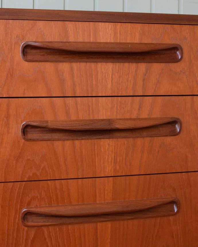 G-PLAN(Gプラン) アンティーク家具 北欧スタイルのかっこいいヴィンテージ4段チェスト(G-PLANフレスコシリーズ)。シンプルでカッコいい取っ手北欧デザインらしいシンプルなデザインの取っ手。(x-1169-f)