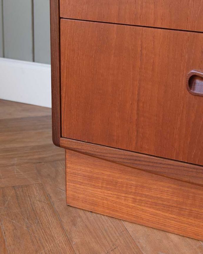 G-PLAN(Gプラン) アンティーク家具 北欧スタイルのかっこいいヴィンテージ4段チェスト(G-PLANフレスコシリーズ)。女性1人でラクラク運べちゃう仕掛けHandleのアンティークは、脚の裏にフェルトキーパーをお付けしています。(x-1169-f)