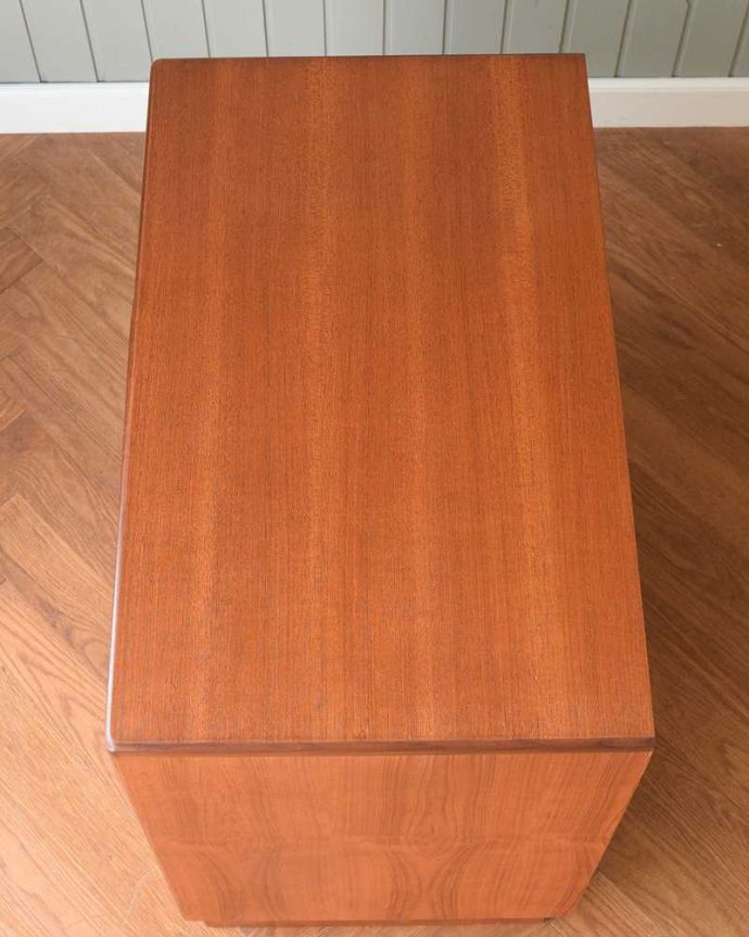 G-PLAN(Gプラン) アンティーク家具 北欧スタイルのかっこいいヴィンテージ4段チェスト(G-PLANフレスコシリーズ)。上から見ると・・・天板はこんな感じです。(x-1169-f)