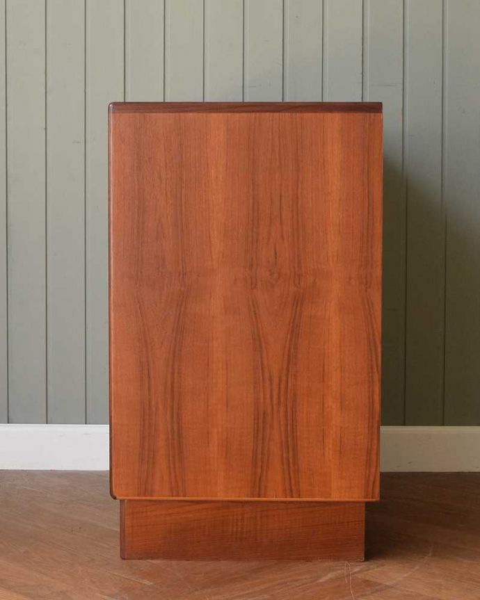 G-PLAN(Gプラン) アンティーク家具 北欧スタイルのかっこいいヴィンテージ4段チェスト(G-PLANフレスコシリーズ)。横から見てもステキ横から見てもスッキリとしてカッコいい!。(x-1169-f)