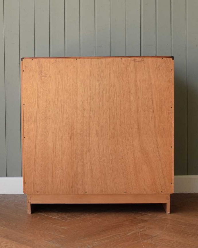 G-PLAN(Gプラン) アンティーク家具 北欧スタイルのかっこいいヴィンテージ4段チェスト(G-PLANフレスコシリーズ)。後ろ姿もキレイですヴィンテージ家具は新品ではないので経年変化によるキズは必ずありますが、きちんと修復したので後ろ姿までキレイです。(x-1169-f)