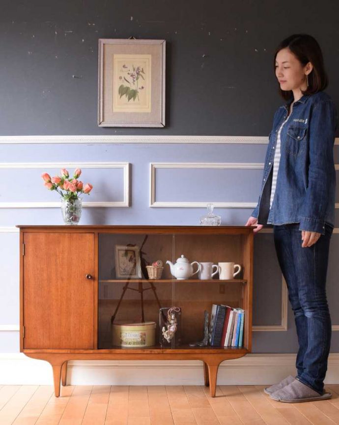 アンティークのキャビネット　アンティーク家具　北欧インテリアのヴィンテージ家具、引き戸タイプのガラスキャビネット。シンプルな中に感じられるあたたかさスッキリとカッコイイ雰囲気が人気の北欧スタイルのキャビネット。(x-1171-f)