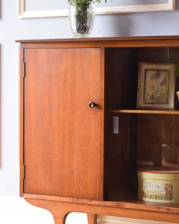 アンティークのキャビネット　アンティーク家具　北欧インテリアのヴィンテージ家具、引き戸タイプのガラスキャビネット。ヴィンテージ家具が醸し出すあたたかさ。(x-1171-f)