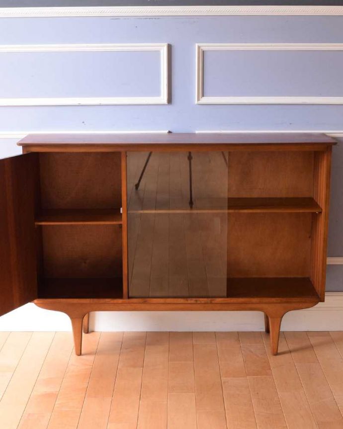 アンティークのキャビネット　アンティーク家具　北欧インテリアのヴィンテージ家具、引き戸タイプのガラスキャビネット。慣れ親しんだ引き戸タイプのたっぷり収納扉は日本人の私たち向けに引き戸。(x-1171-f)