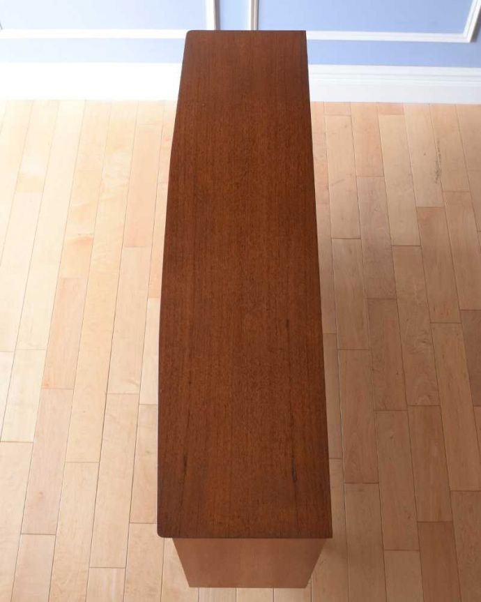 アンティークのキャビネット　アンティーク家具　北欧インテリアのヴィンテージ家具、引き戸タイプのガラスキャビネット。天板の塗装もキレイに仕上げましたヴィンテージの家具は修復方法が様々。(x-1171-f)