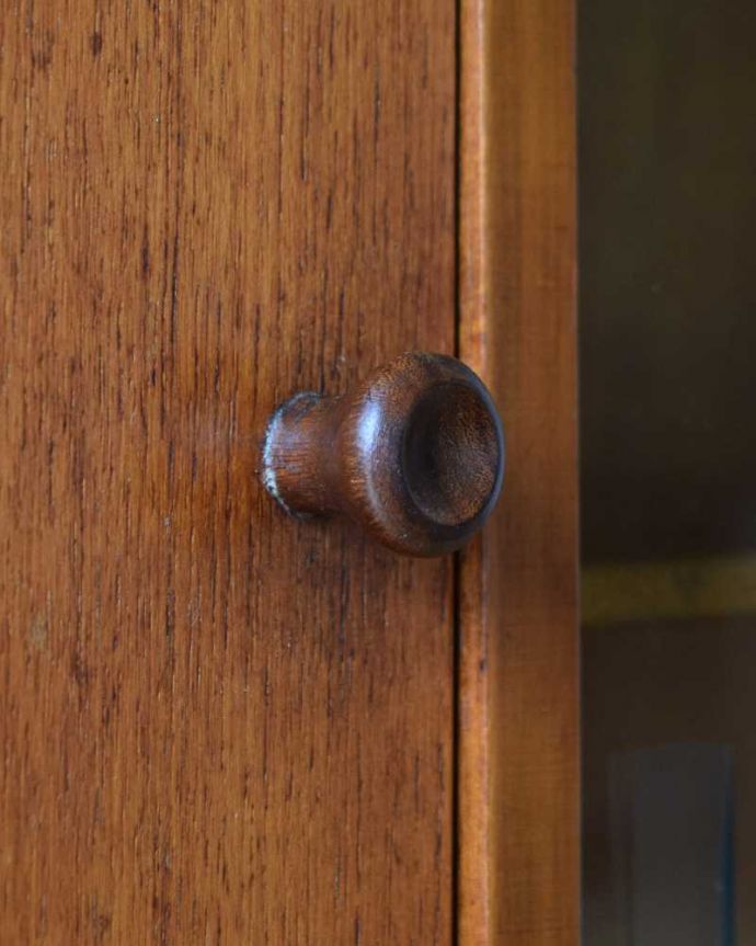 アンティークのキャビネット　アンティーク家具　北欧インテリアのヴィンテージ家具、引き戸タイプのガラスキャビネット。扉の木目があたたかさを演出クールなデザインなのに、なんだかほっとするあたたかさ。(x-1171-f)