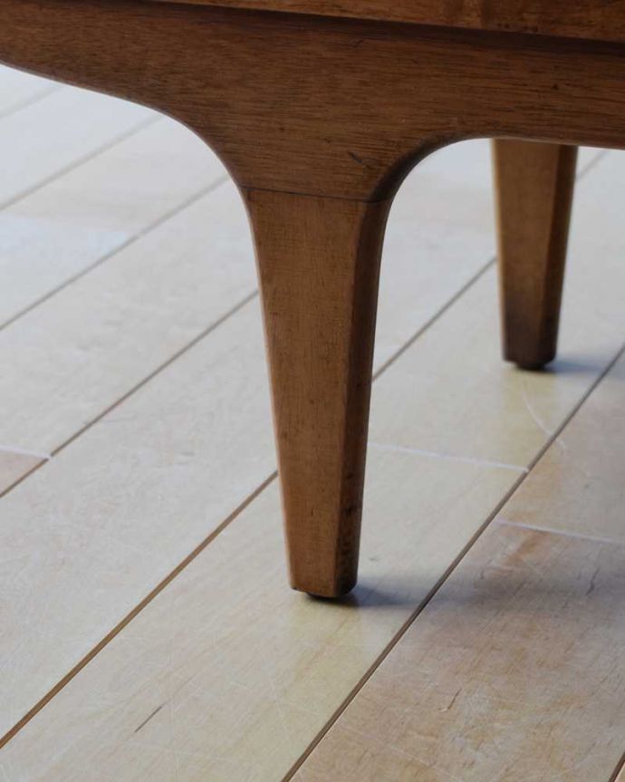 アンティークのキャビネット　アンティーク家具　北欧インテリアのヴィンテージ家具、引き戸タイプのガラスキャビネット。スッキリとした脚の裏には…Handleの家具の脚裏にはフェルトキーパーをお付けしています。(x-1171-f)