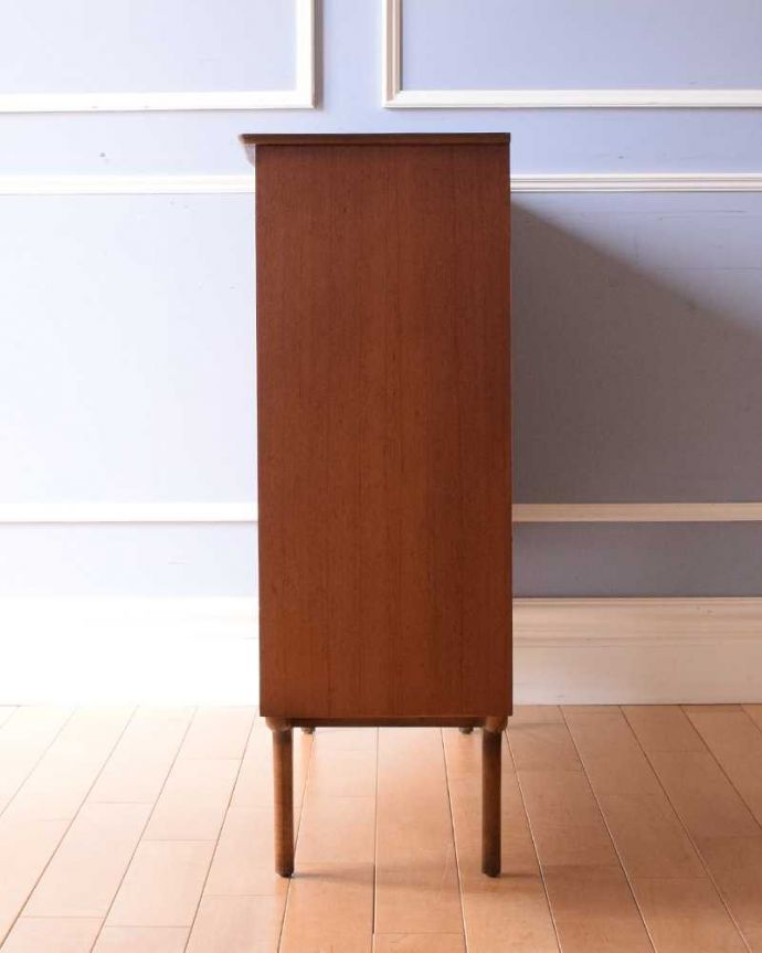 アンティークのキャビネット　アンティーク家具　北欧インテリアのヴィンテージ家具、引き戸タイプのガラスキャビネット。横から見てもスッキリどこから見てもスッキリとしてステキなヴィンテージ家具。(x-1171-f)