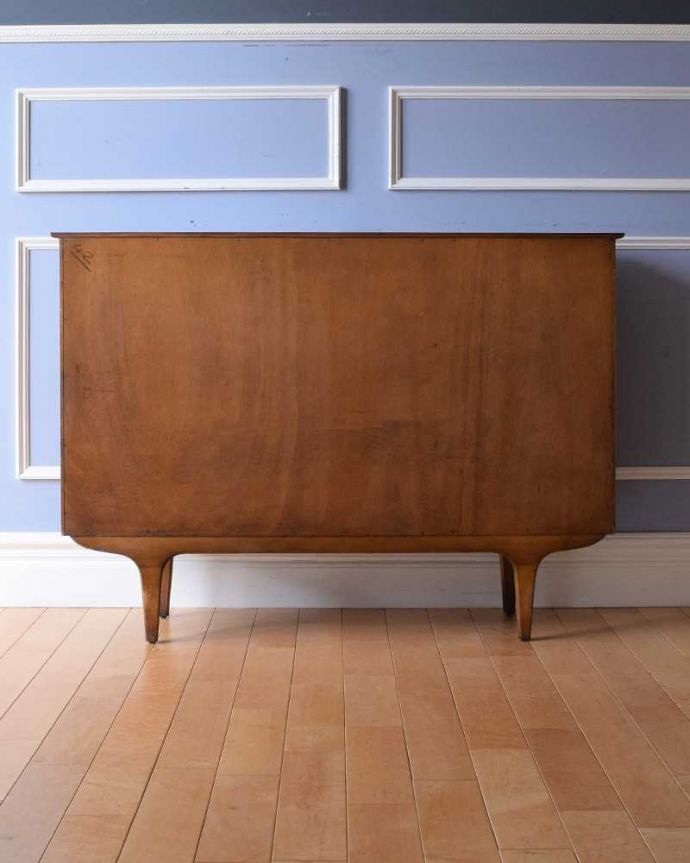 アンティークのキャビネット　アンティーク家具　北欧インテリアのヴィンテージ家具、引き戸タイプのガラスキャビネット。後ろ姿もキレイですビンテージは新品ではないので、もちろん経年変化によるキズはあります。(x-1171-f)