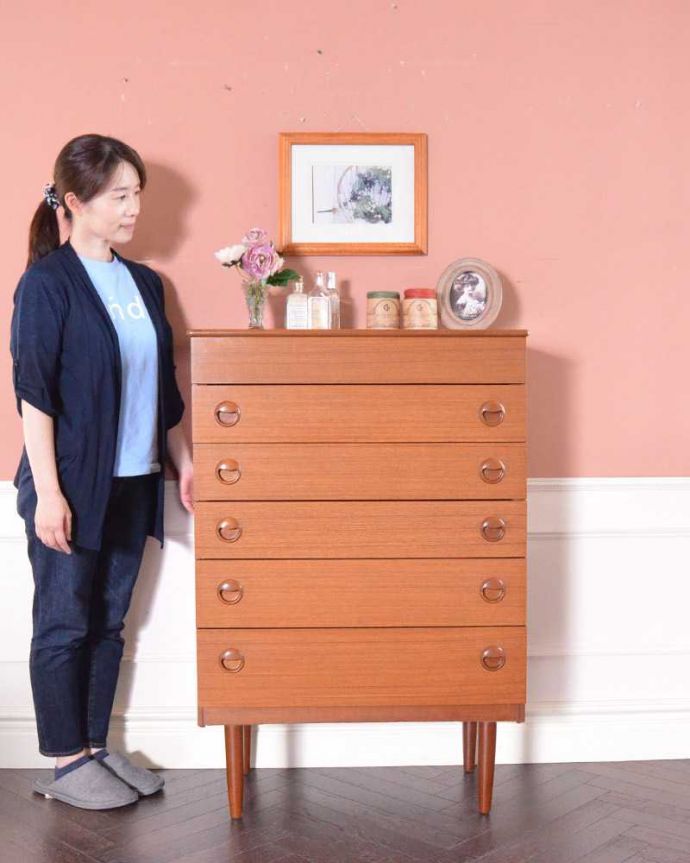 アンティークのチェスト　アンティーク家具　北欧スタイルのシンプルなヴィンテージ家具、バチェラーズチェスト（鏡付き） 。スッキリとしたカッコよさが魅力北欧スタイルのチェストは、やっぱり見た目がカッコいい！シンプルなのでどんなお部屋にも似合います。(x-1172-f)