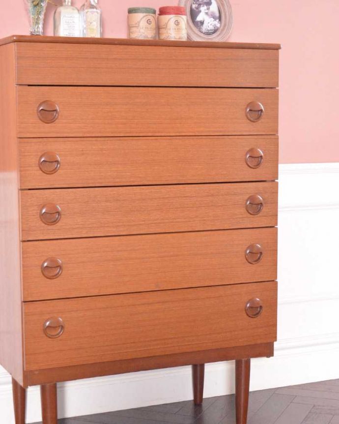 アンティークのチェスト　アンティーク家具　北欧スタイルのシンプルなヴィンテージ家具、バチェラーズチェスト（鏡付き） 。見えない所もこだわっていますヴィンテージの家具は年代が若いので簡単な修復だけでも使えちゃうんだけれど、長く使って頂けるように、見えない部分もしっかりこだわって修復しています。(x-1172-f)