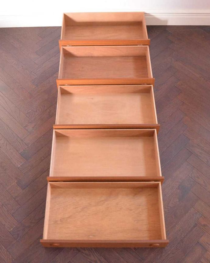 アンティークのチェスト　アンティーク家具　北欧スタイルのシンプルなヴィンテージ家具、バチェラーズチェスト（鏡付き） 。引き出しの中もキレイに修復しました。(x-1172-f)