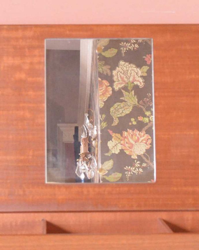 アンティークのチェスト　アンティーク家具　北欧スタイルのシンプルなヴィンテージ家具、バチェラーズチェスト（鏡付き） 。身だしなみを整えて･･･アンティークのミラーも付いています。(x-1172-f)