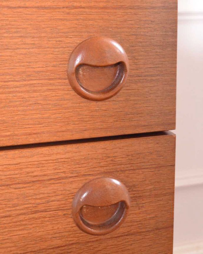 アンティークのチェスト　アンティーク家具　北欧スタイルのシンプルなヴィンテージ家具、バチェラーズチェスト（鏡付き） 。カッコいい取っ手もデザインの一部デザインの一部になっているカッコいい取っ手。(x-1172-f)