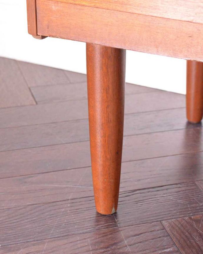 アンティークのチェスト　アンティーク家具　北欧スタイルのシンプルなヴィンテージ家具、バチェラーズチェスト（鏡付き） 。女性1人でラクラク運べちゃう仕掛けHandleのアンティークは、脚の裏にフェルトキーパーをお付けしています。(x-1172-f)