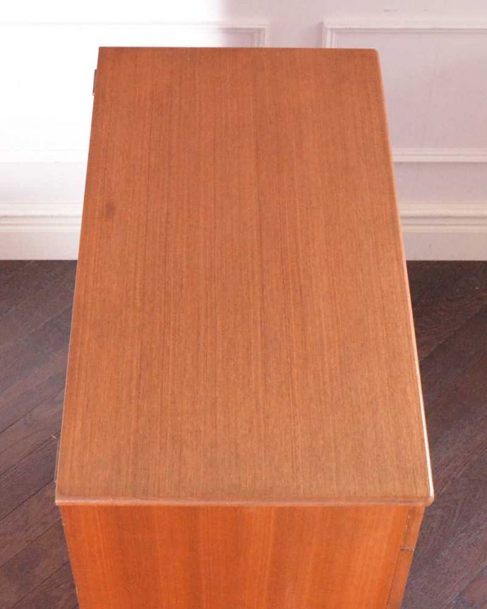 アンティークのチェスト　アンティーク家具　北欧スタイルのシンプルなヴィンテージ家具、バチェラーズチェスト（鏡付き） 。上から見ると・・・天板はこんな感じです。(x-1172-f)