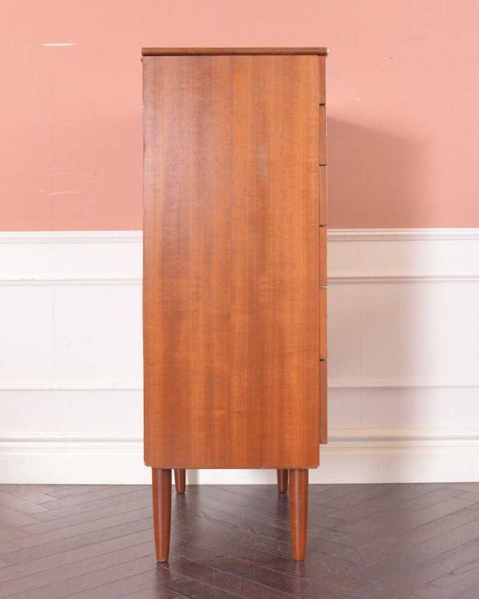 アンティークのチェスト　アンティーク家具　北欧スタイルのシンプルなヴィンテージ家具、バチェラーズチェスト（鏡付き） 。横から見てもスッキリシンプルだからこそ、どこから見てもカッコいいようにしっかりお直ししました。(x-1172-f)