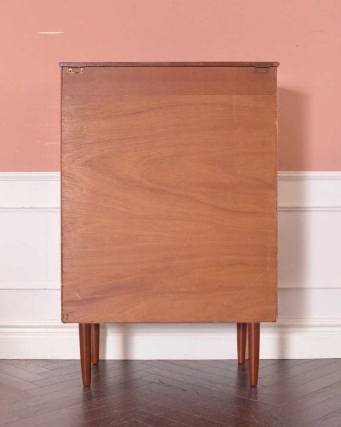 アンティークのチェスト　アンティーク家具　北欧スタイルのシンプルなヴィンテージ家具、バチェラーズチェスト（鏡付き） 。後ろ姿にも自信アリ！アンティークは新品ではないので、経年変化によるキズはありますが、専門の職人がキレイに修復したので後ろ姿にも自信があります。(x-1172-f)