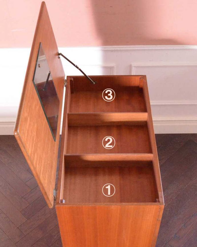 アンティークのチェスト　アンティーク家具　北欧スタイルのシンプルなヴィンテージ家具、バチェラーズチェスト（鏡付き） 。天板の下には･･･身だしなみのヒミツパッと見た目に気付かないんだけれど、天板を上げると収納が！男性のためのドレッサーとして使われていました。(x-1172-f)